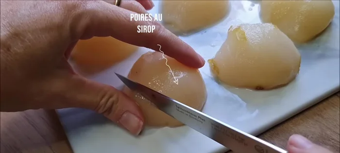 Disposer les poires coupées sur la crème d'amande. Verser le reste de la crème d'amande dans les interstices.