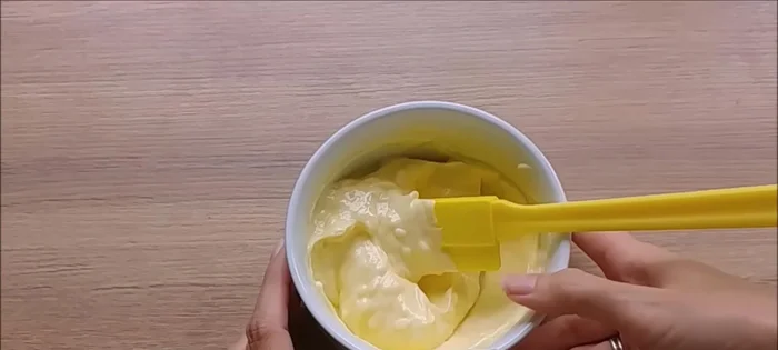 Préparation de la pâte sucrée : Mélanger le beurre pommade avec le sucre. Ajouter la poudre d'amandes, puis l'œuf. Incorporer la farine et la fleur de sel. Former une boule, l'écraser, la reformer, et la réfrigérer pendant au moins 1 heure (ou toute la nuit).