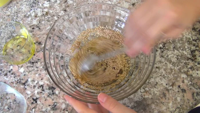 Dans un bol, mélangez le jus de citron, le miel, la sauce soja, l'huile d'olive et les graines de sésame.