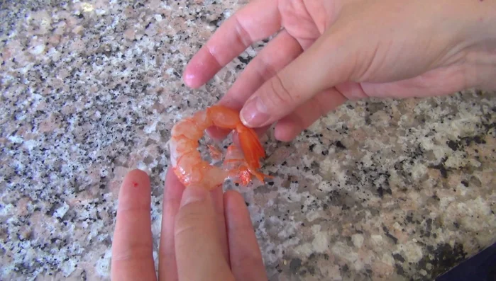 Ajoutez les crevettes au bol et mélangez bien. Laissez mariner au réfrigérateur pendant une vingtaine de minutes.