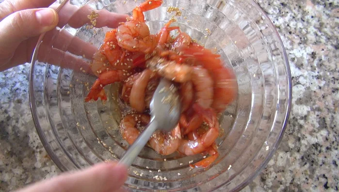 Faites revenir les crevettes dans une poêle sans huile. Réservez les crevettes.