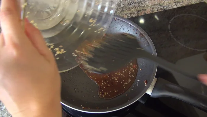 Déglacez la poêle avec la marinade. Pour une saveur plus caramélisée, laissez réduire la marinade.