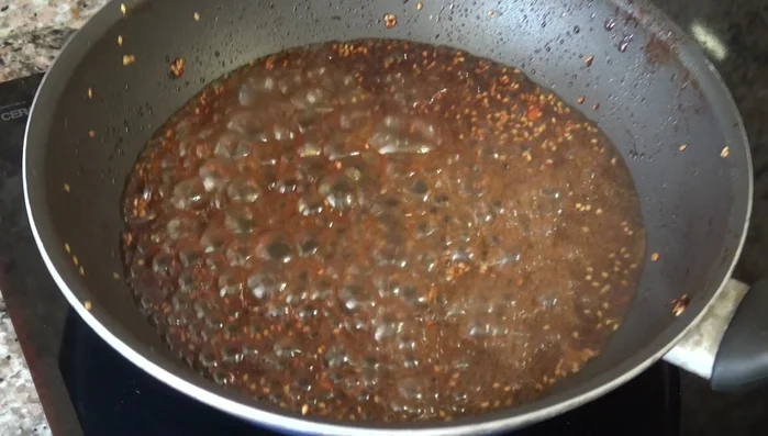Versez la marinade caramélisée sur les crevettes.