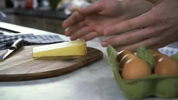 Sortir le cantal un peu avant pour qu’il prenne l’air et dégourdir sa croûte. Le faire se sentir bien !