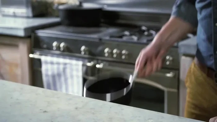 Remplir une casserole d’eau et ajouter un trait de vinaigre blanc ou de jus de citron (pour éviter que le blanc d’œuf ne se disperse pendant la cuisson).