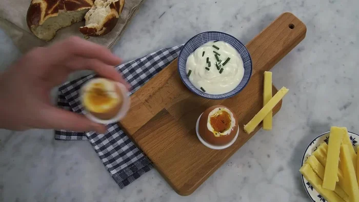 Disposer les mouillettes de cantal dans une assiette. Servir les œufs à la coque avec les mouillettes.