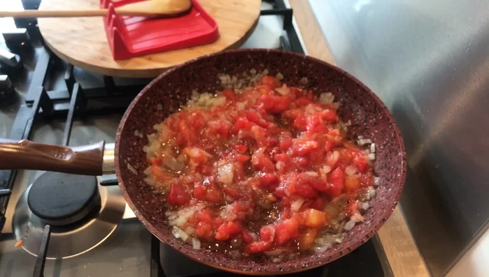 Assaisonner avec du sel, du poivre, de la tomate concentrée (168.92).