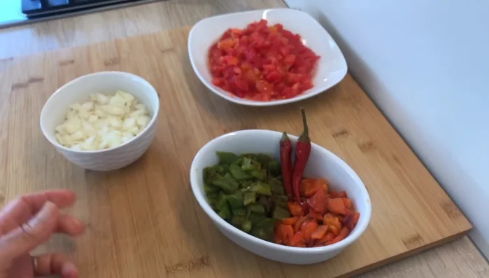 Préparer les tomates et les poivrons. Les faire griller au four (16.49).