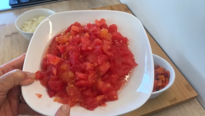 Couper les tomates grillées en petits morceaux après avoir retiré la peau (43.11).