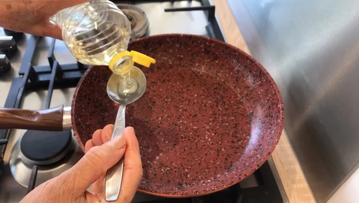 Faire chauffer la poêle. Ajouter 2-3 cuillères à soupe d'huile d'olive (55.02).