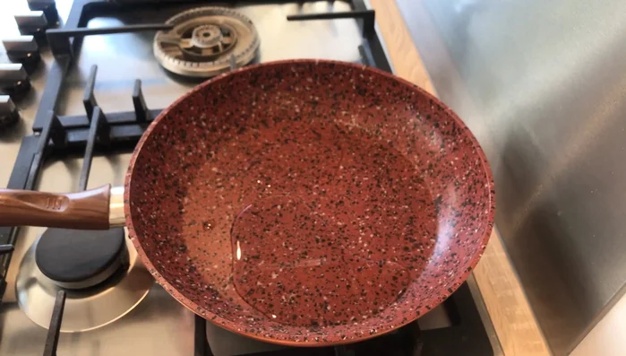 Ajouter les tomates coupées dans la poêle (64.489).