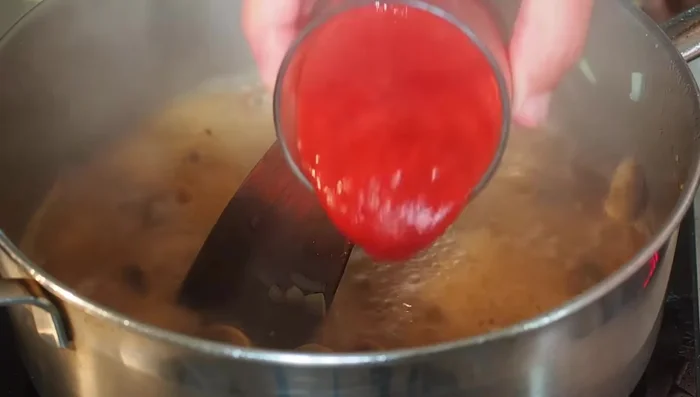 Ajouter la tomate concassée.