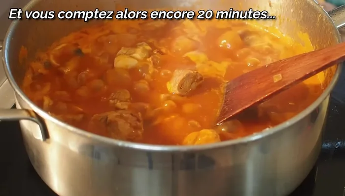 Laisser mijoter à feu moyen pendant 10 minutes, jusqu'à ce que le bouillon réduise.