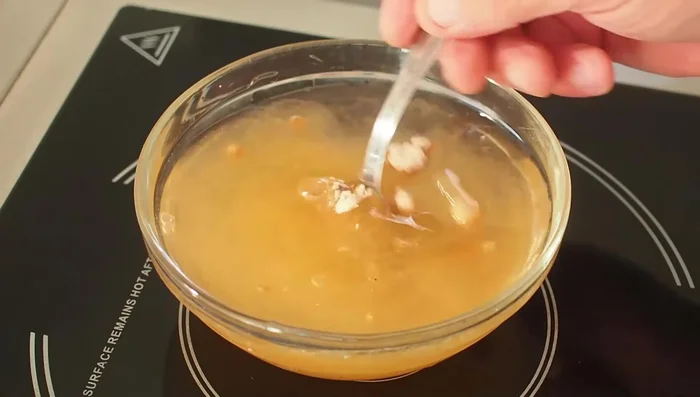 Faire chauffer une poêle, ajouter 2 cuillères à café bombées de fond de veau.