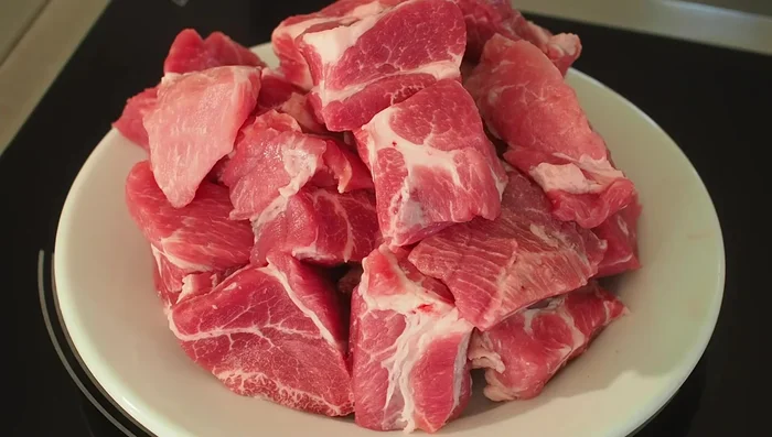 Couper le rôti d'échine de porc en cubes.