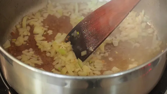 Ajouter les champignons de Paris émincés et une goutte d'huile pour éviter que ça brûle.