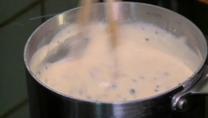 Incorporer la crème fraîche et les jaunes d'œufs à la sauce.
