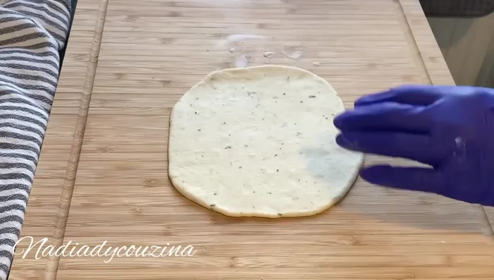 Étaler chaque boule de pâte et y déposer la farce (poulet, olives, mozzarella, fromage Kiri).