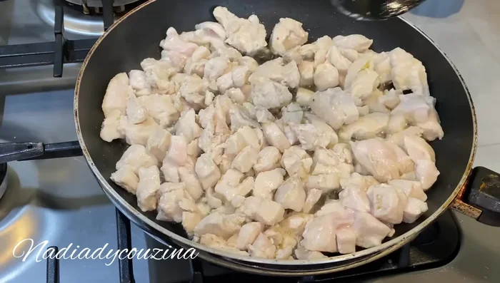 Ajouter 1 ou 2 oignons, 1 poivron rouge, du persil et de la coriandre au poulet. Faire cuire.