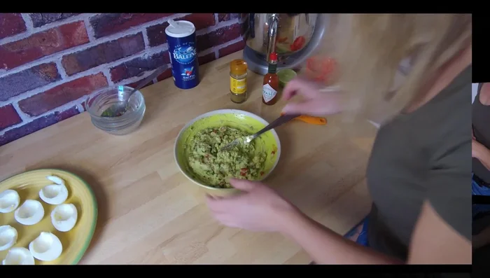 Remplir une poche à douille (ou utiliser une cuillère ou une broche à congélation) avec le mélange guacamole.