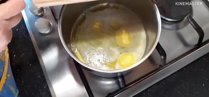 Faire fondre le beurre dans une poêle. Ajouter les échalotes émincées et le cube de bouillon.