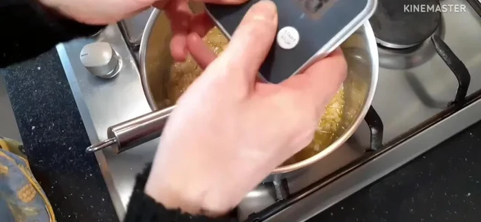 Laisser cuire 3-4 minutes en mélangeant régulièrement, jusqu'à ce que les échalotes soient réduites.