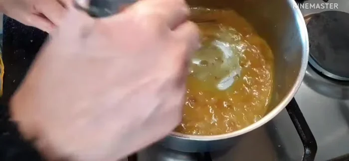 Porter à ébullition et laisser réduire la sauce.