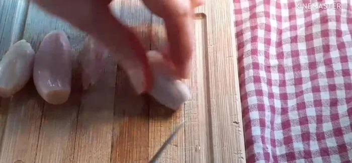 Émincer les échalotes. Pas besoin d'être très fin, elles réduiront à la cuisson.