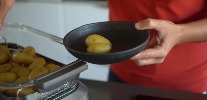 Une fois les pommes de terre cuites, en prélever quelques-unes pour la base du plat.