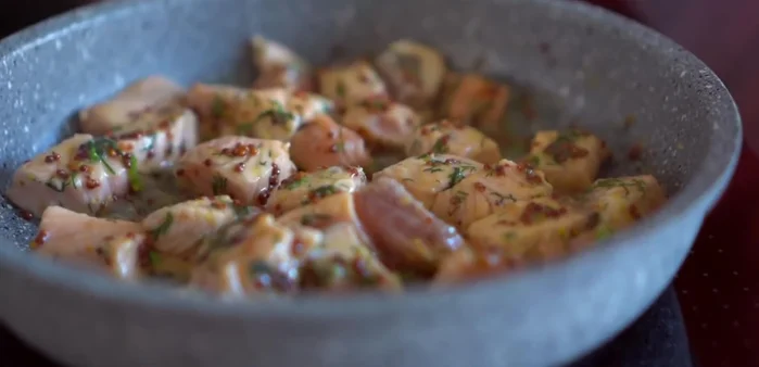 Réserver le saumon et garder le fond de sauce.