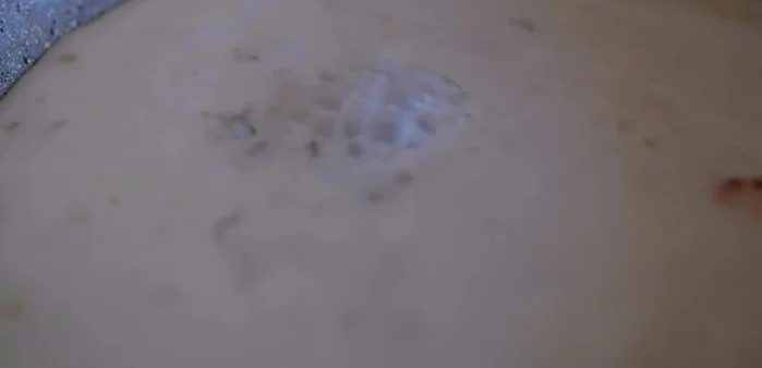 Ajouter la crème de coco allégée au fond de sauce. Si la sauce est trop liquide, ajouter une cuillère à café de maïzena et faire bouillir légèrement pour épaissir.