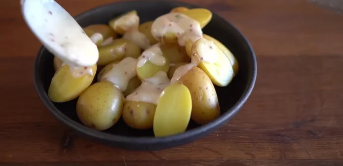 Napper les pommes de terre avec la sauce coco.