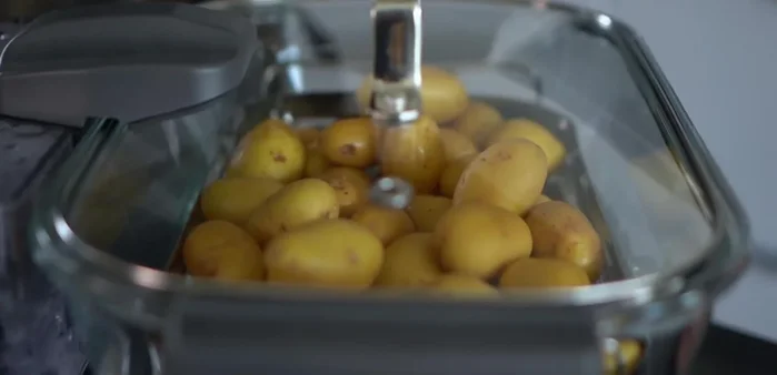 Mettre les pommes de terre dans un cuiseur vapeur et cuire pendant 20 minutes.