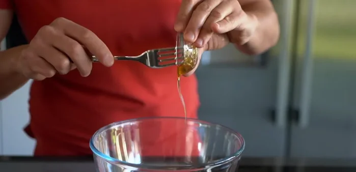 Dans un bol, mélanger la moutarde, le miel, un peu de jus de citron vert, un trait d'huile d'olive, l'aneth, le piment d'Espelette (facultatif) et la fleur de sel.
