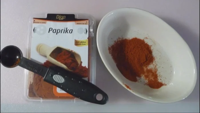 Mélanger le paprika, le sel et le poivre (et la sauge, si utilisé).
