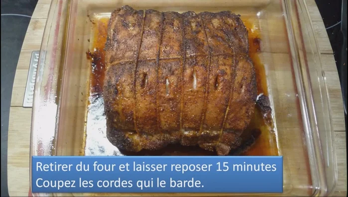 Retirer le rôti du four et laisser reposer 15 minutes avant de servir.