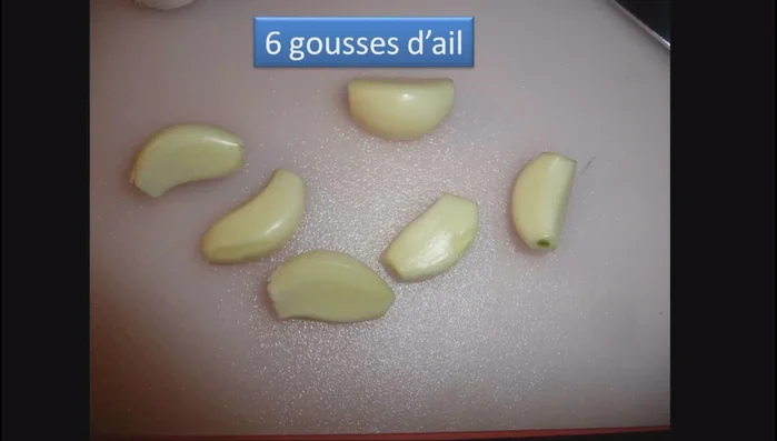 Peler les 6 gousses d'ail, les couper en deux et retirer les germes.