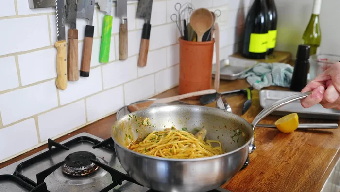 Bien mélanger pour obtenir une sauce onctueuse.
