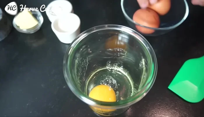 Cassez les 3 œufs dans un bol.
