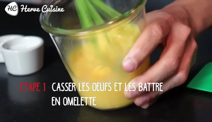Dissolvez la fécule de maïs dans le lait. Il est important de bien la mélanger pour éviter les grumeaux.