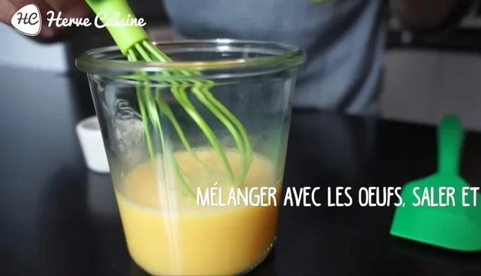 Versez le mélange lait-maïzena dans le bol contenant les œufs.