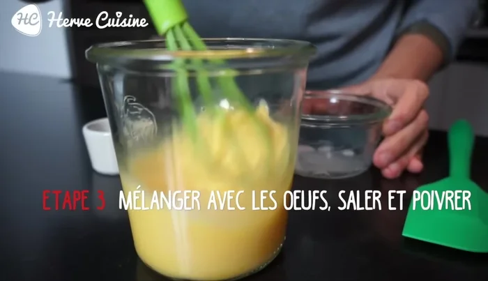 Mélangez bien le tout. Salez et poivrez. Vous pouvez ajouter de la noix de muscade ou d'autres épices selon vos goûts.