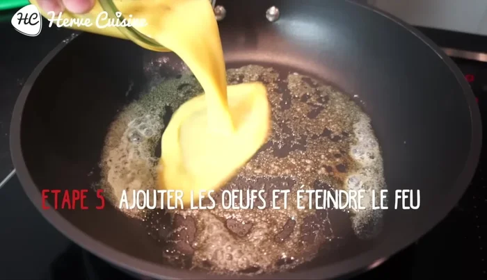 Versez le mélange œufs-lait dans la poêle. Baissez le feu.