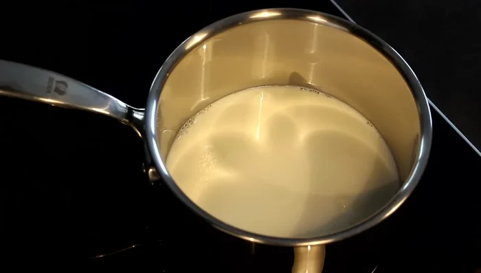 Dans une casserole, versez le lait. Fendre la gousse de vanille en deux et récupérer les grains. Ajouter les grains et la gousse au lait. Porter à frémissement sans faire bouillir.