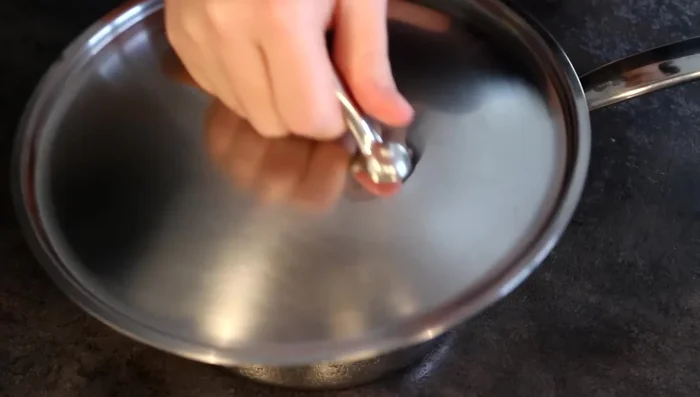 Retirer du feu, couvrir et laisser infuser minimum 30 minutes. Ensuite, faire réchauffer le lait à frémissement.