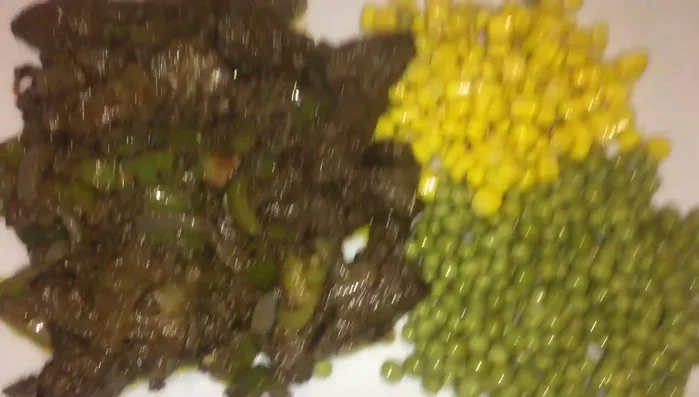 Ajouter le maïs et les petits pois.