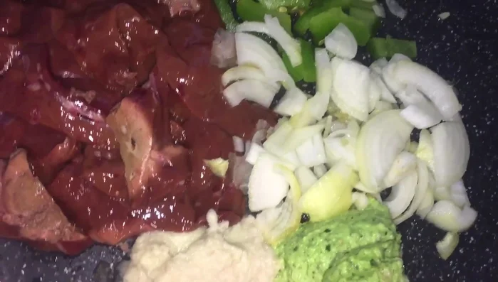 Découper le foie de volaille en petits morceaux.