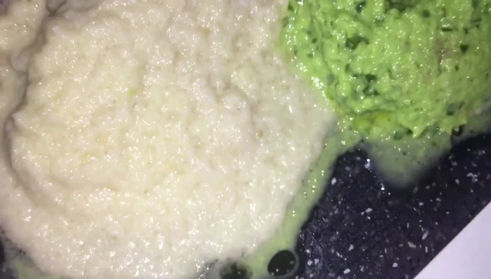 Faire chauffer de l'huile (huile de coco ou huile d'olive) dans une poêle.