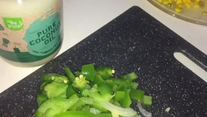 Faire sauter le foie de volaille jusqu'à ce qu'il soit légèrement doré.