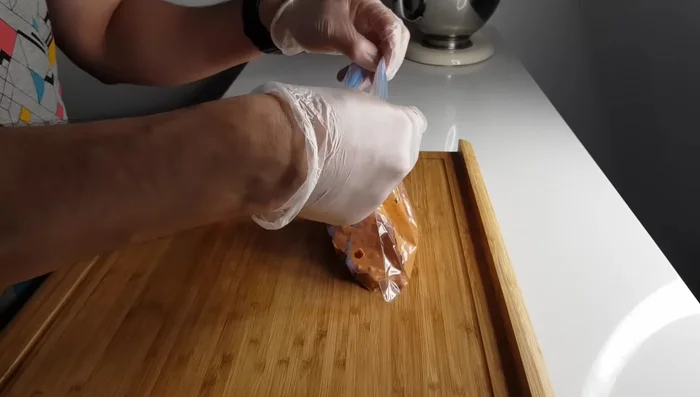 Ajoutez le poulet dans un sac de congélation avec la marinade tandoori. Laissez mariner au moins 2 heures, idéalement 24 heures.